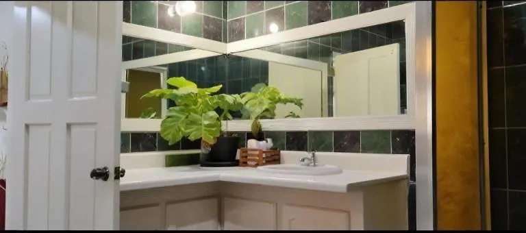 Cosy Uptown Apartments 6 Minutes To The City Centre Port of Spain